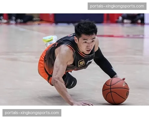 山东攻防转换效率提升 高诗岩多次关键抢断推动快攻